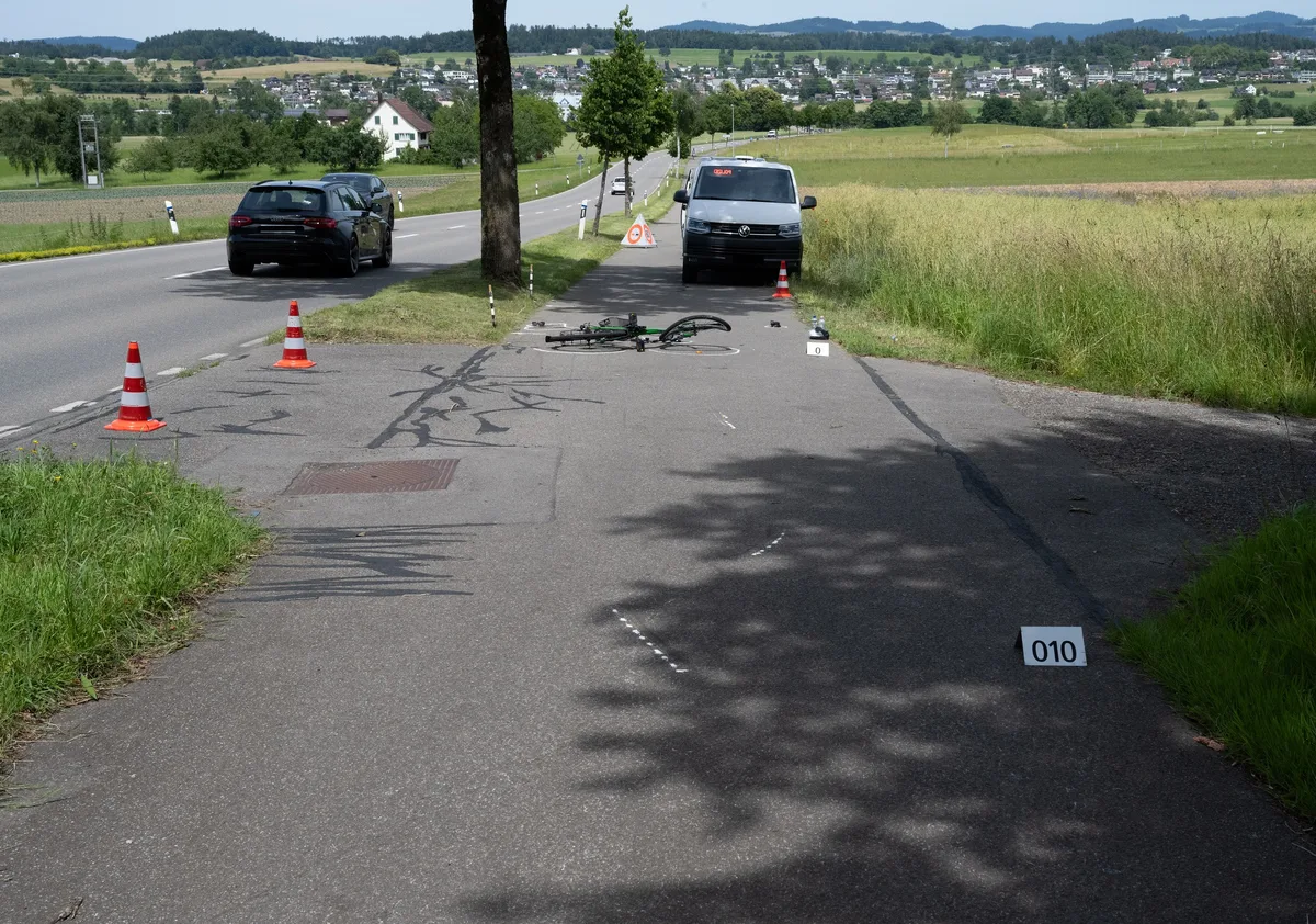 Ein Fahrradweg mit dem verunfallten grünen Fahrrad.